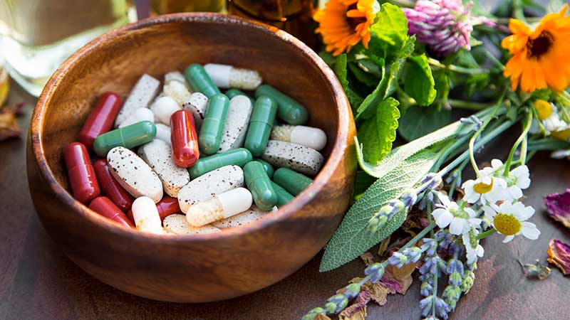 Taça com comprimidos naturais
